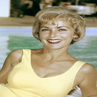 Janet Leigh prekrasna nasmijana poza iz 1960 -ih u žutom kupaćem kostimu po plakatu bazena