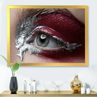 DesignArt 'Izbliza ženskog oka s crvenom šminkom na' Moderni uokvireni umjetnički tisak